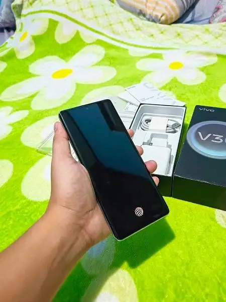 Vivo V30 12GB RAM 256GB PTA Approved | Excellent Condition - Image 2